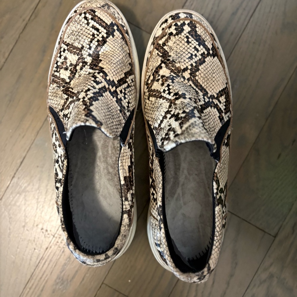 Vionic Slip-On Shoes – Neutral Snake Skin – Women’s Size 9